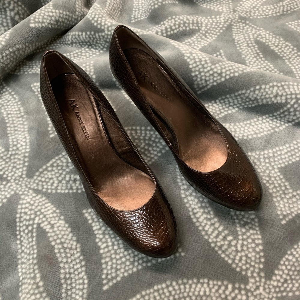 Anne Klein wystere croc embossed brown heels‎